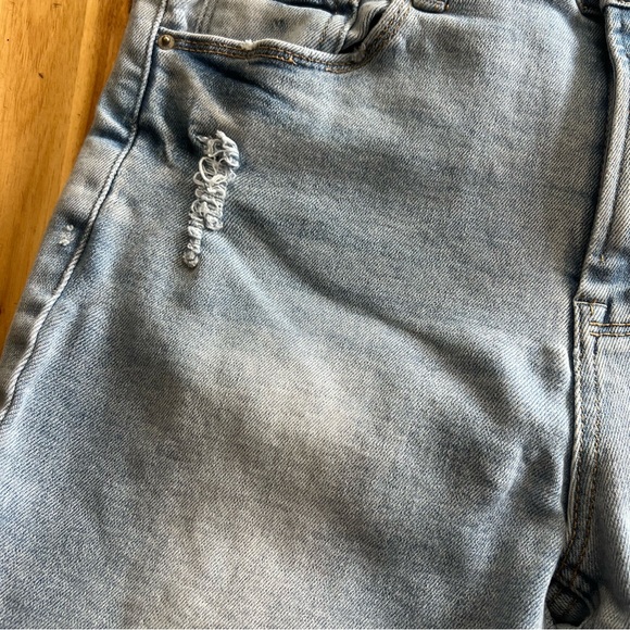 Kensie Jeans Light Wash Distressed Raw Hem Size 10/30 - Picture 4 of 8